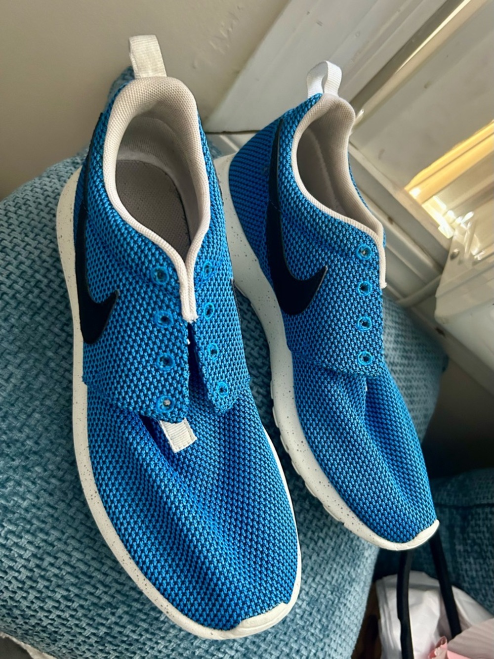 Nike Women’s Blue Mesh Sneakers with Black Swoosh - Picture 4 of 4